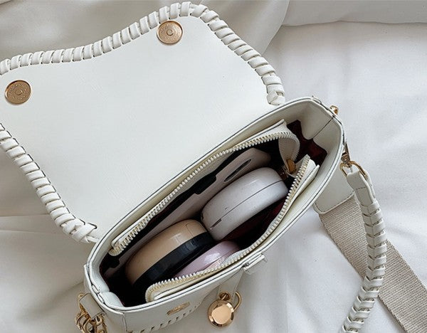 Chic Saddle Crossbody Handbag with Elegant Stitch Detail